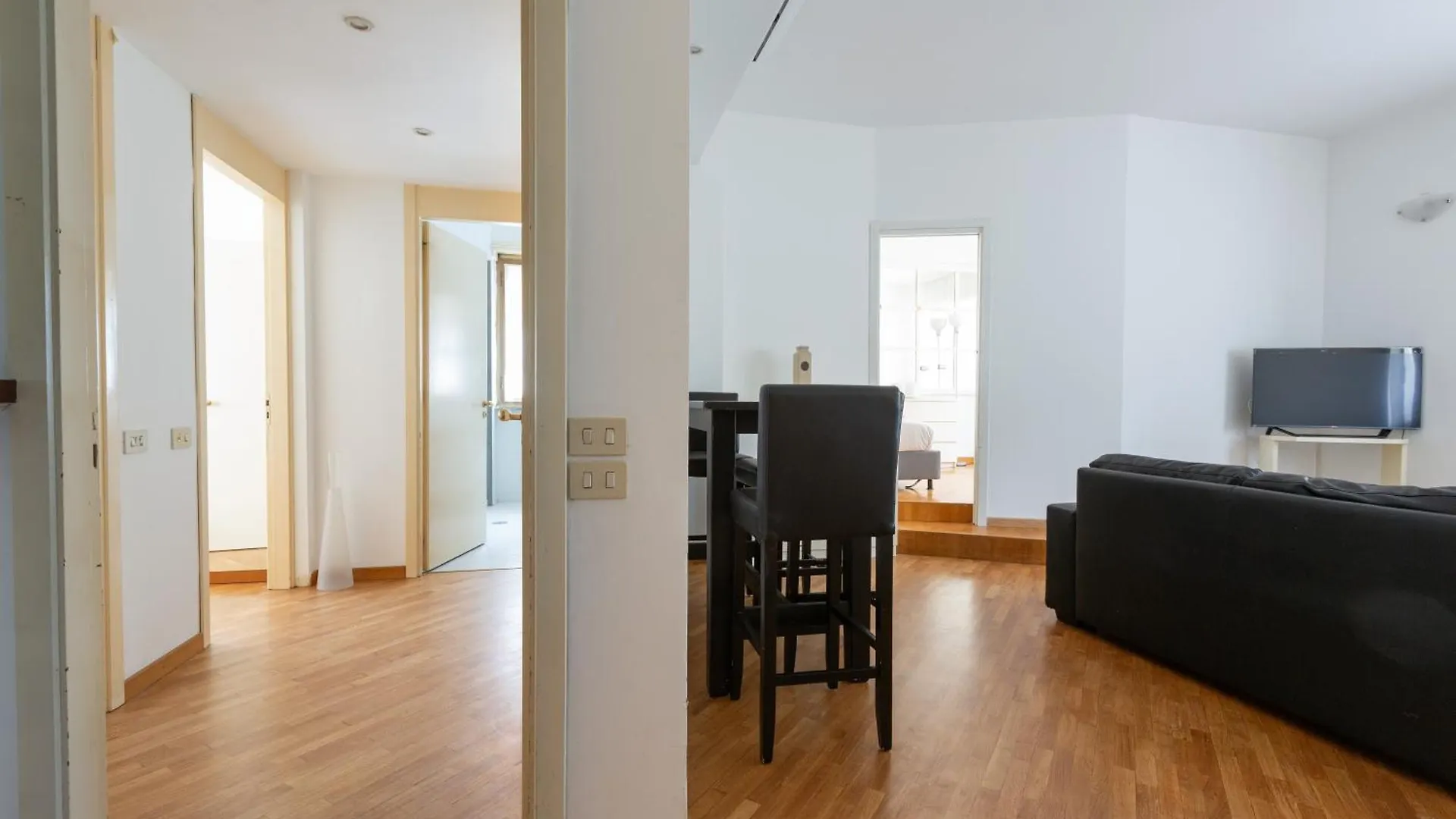 Lorenteggio Large Flat Milan Apartment