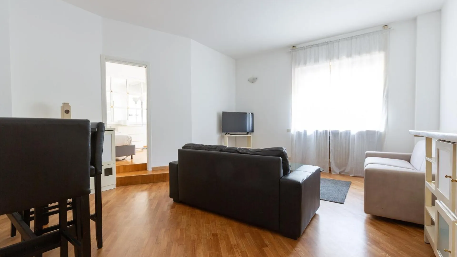 Lorenteggio Large Flat Milan 0*,