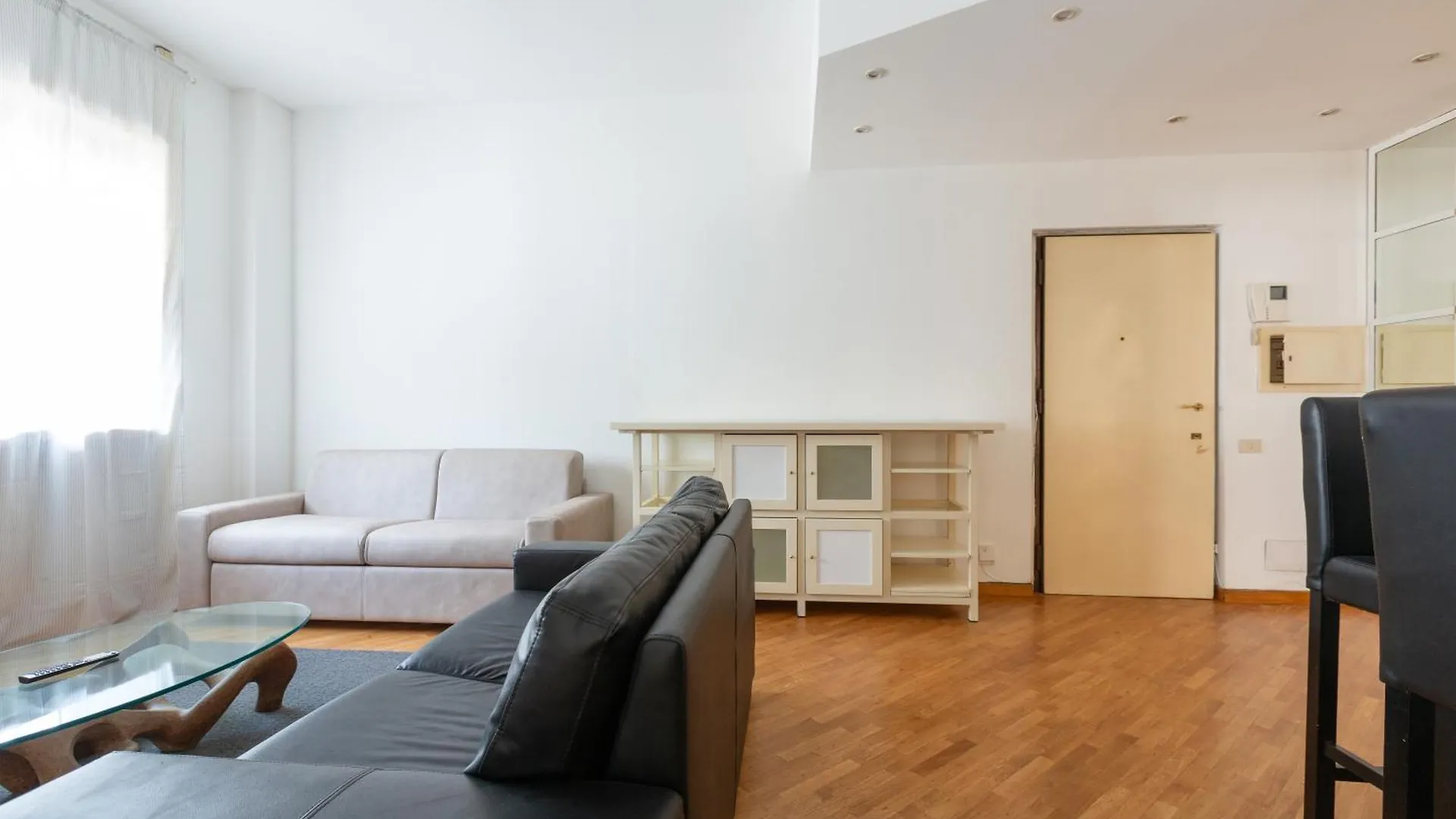 Lorenteggio Large Flat Milan Apartment